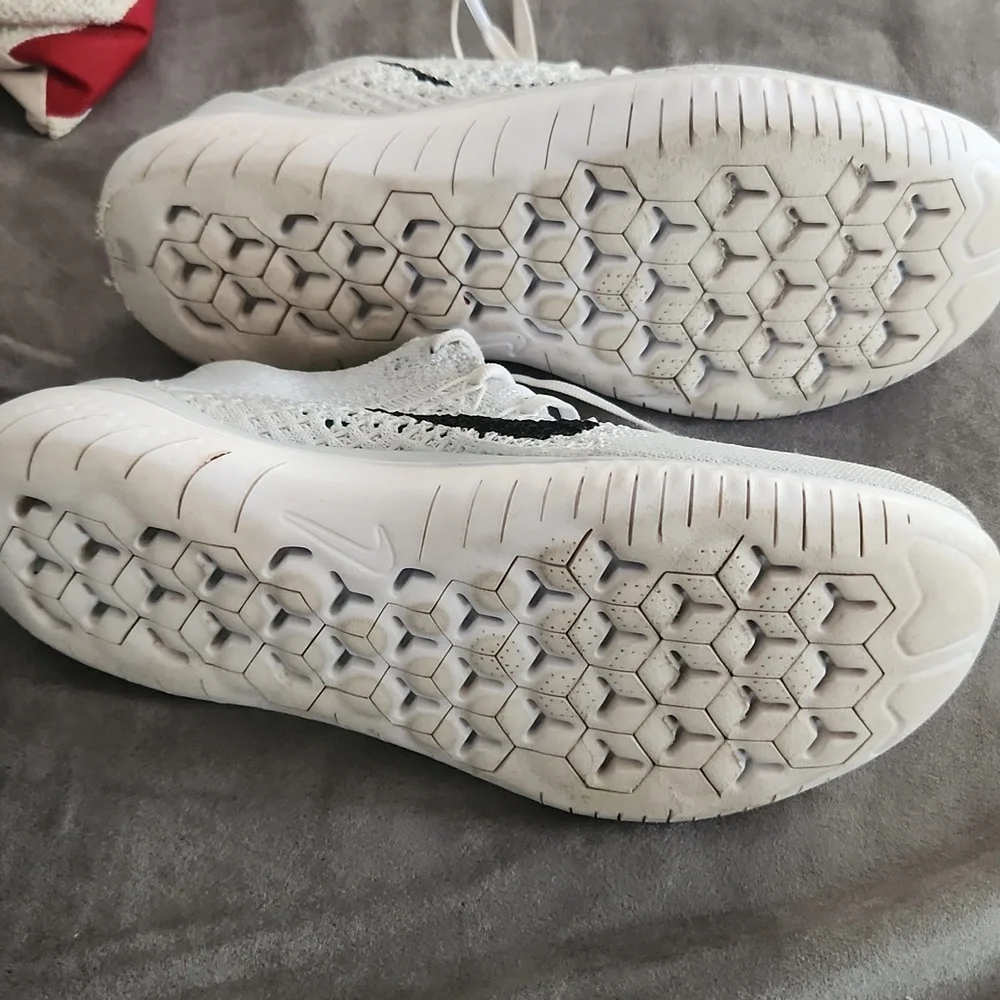 Nike White and Black Knit Sneakers - Picture 4 of 6
